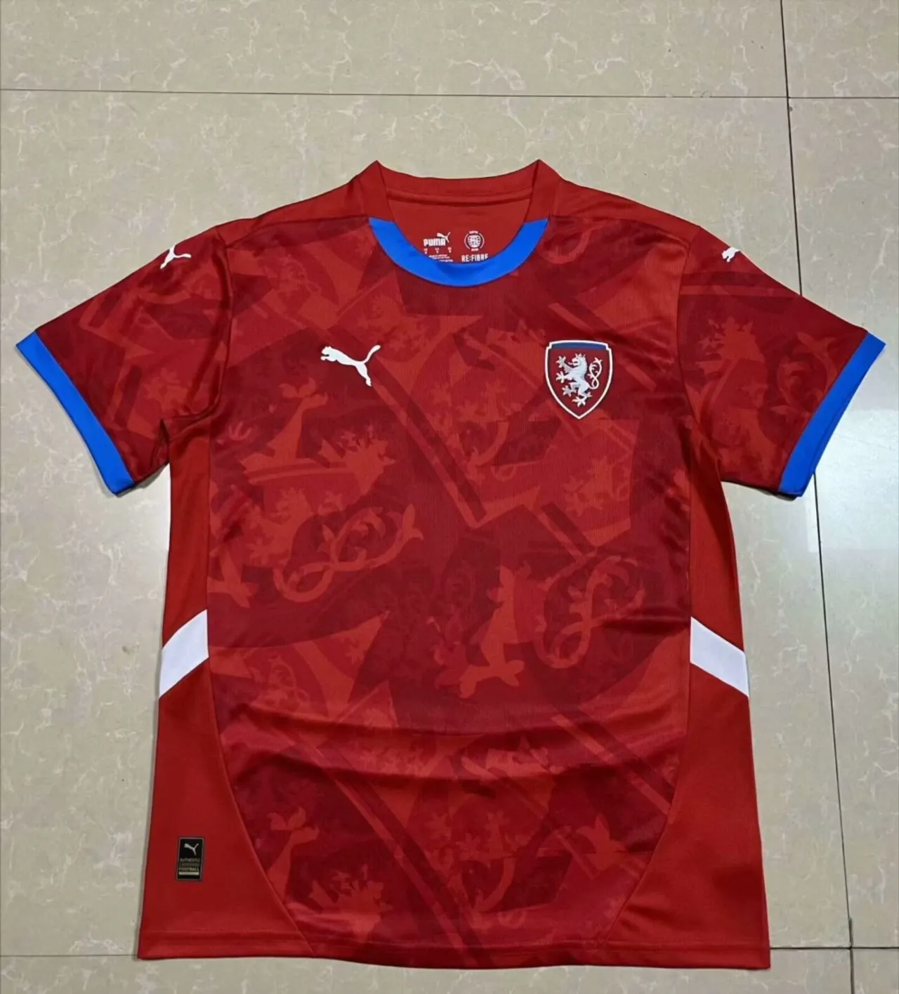 Puma Equipa Nacional da República Checa Camisola de Futebol Vermelha com Borda Azul 3