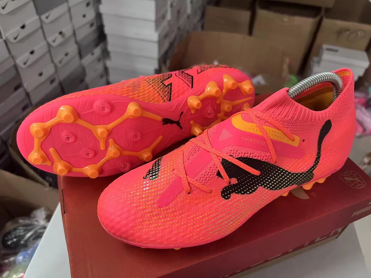 Puma Future Z Chaussures de football rose orange upper tricot sans couture lacets asymétriques terrain ferme 16