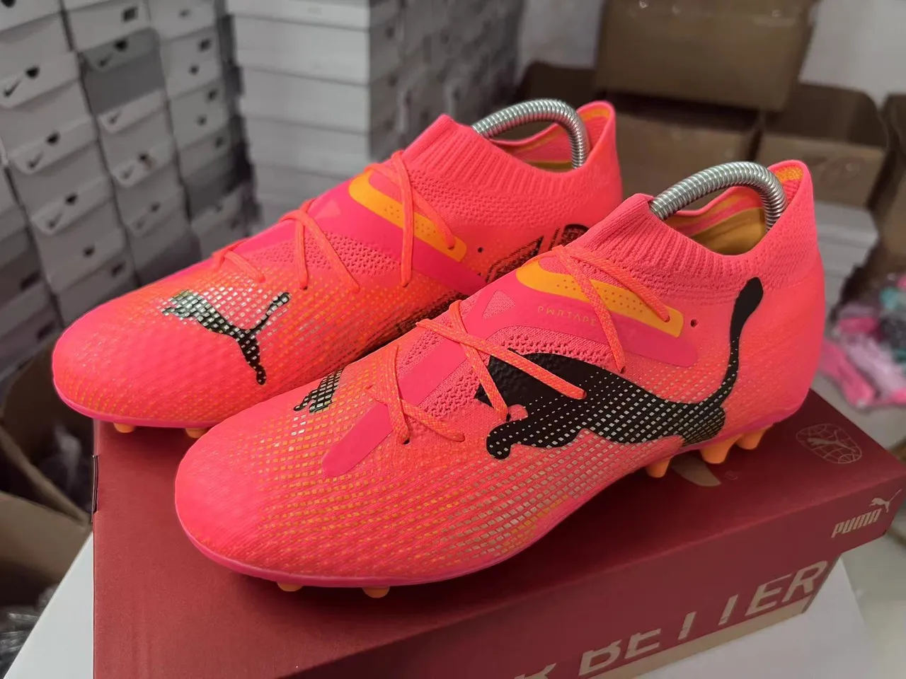 Puma Future Z Chaussures de football rose orange upper tricot sans couture lacets asymétriques terrain ferme 17