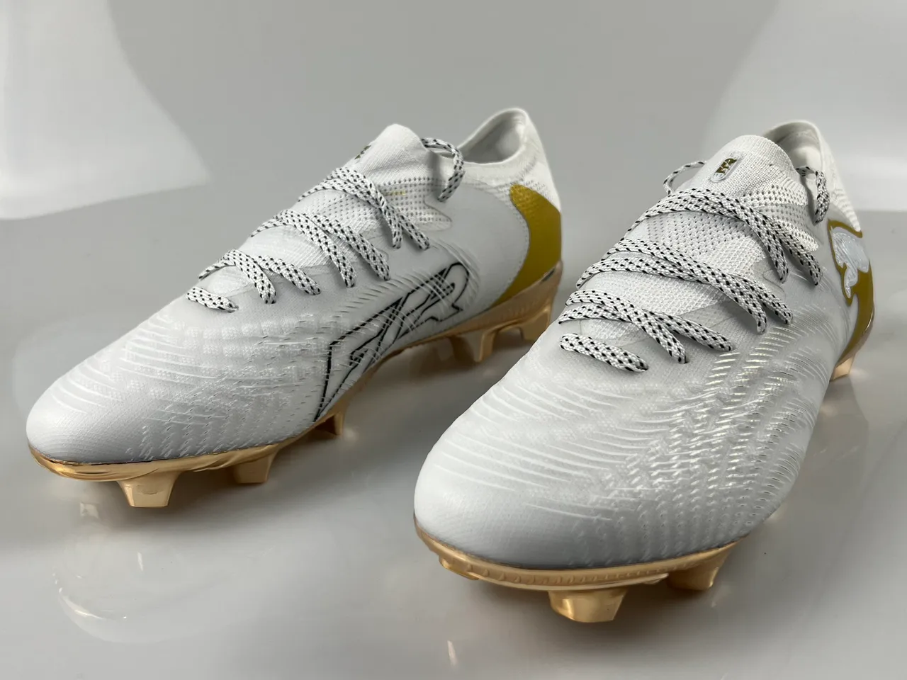 Puma Future Z Blanc Or Coupe Basse Tissu Supérieur Accents Métalliques Terrain Firme Chaussures de Football 2