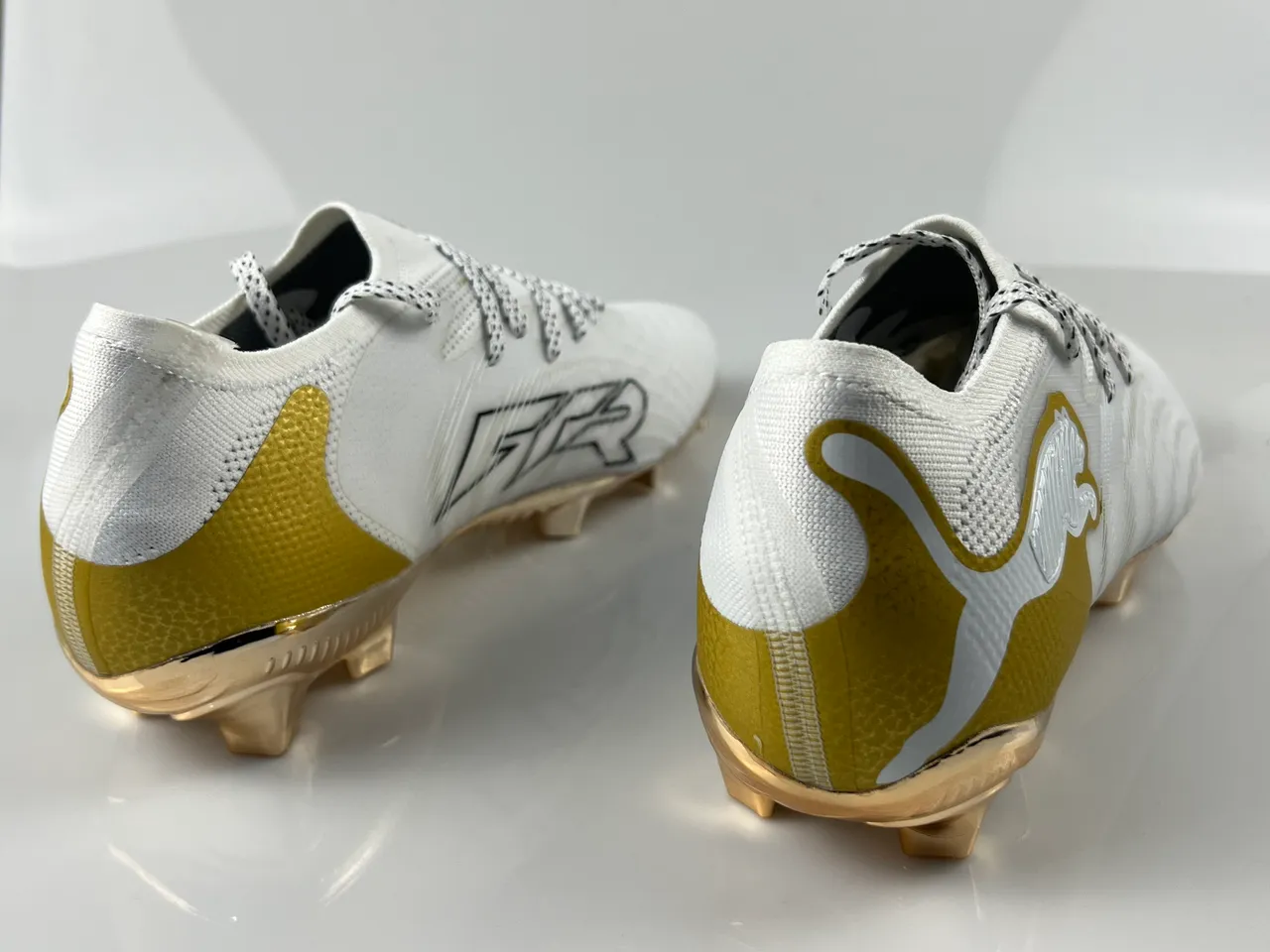Puma Future Z Blanc Or Coupe Basse Tissu Supérieur Accents Métalliques Terrain Firme Chaussures de Football 3