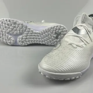 Puma Future Z सफेद बैंगनी बुनावटी कॉलर रिब्ड सिंथेटिक अपर ग्रास फुटबॉल जूते
