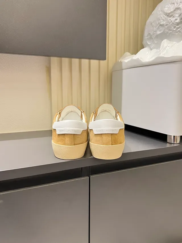 Saint Laurent Tênis lifestyle de suede tan com logo bordado 2