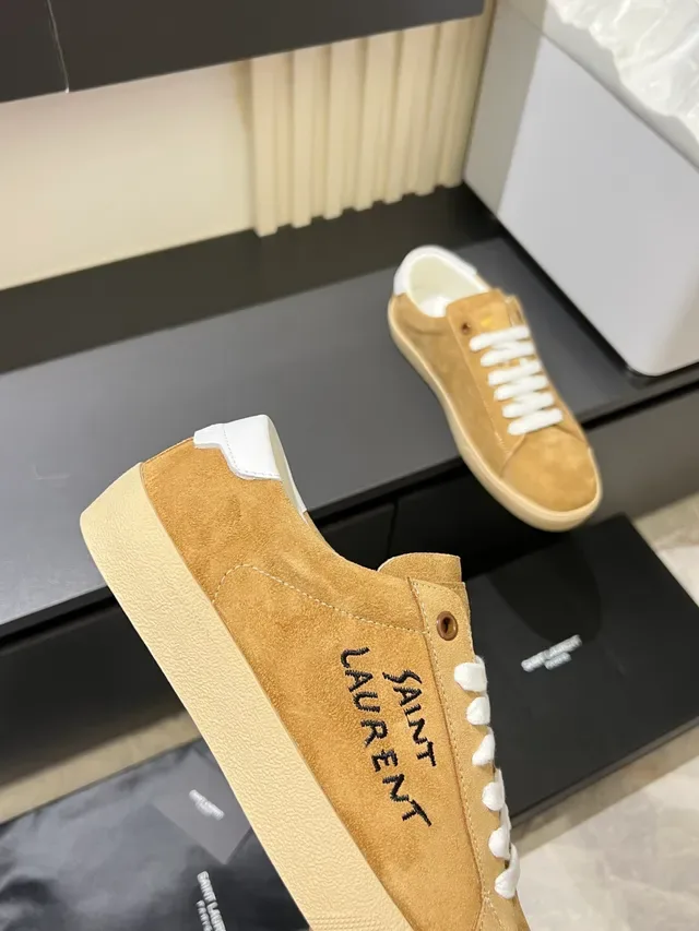 Saint Laurent Tênis lifestyle de suede tan com logo bordado 3