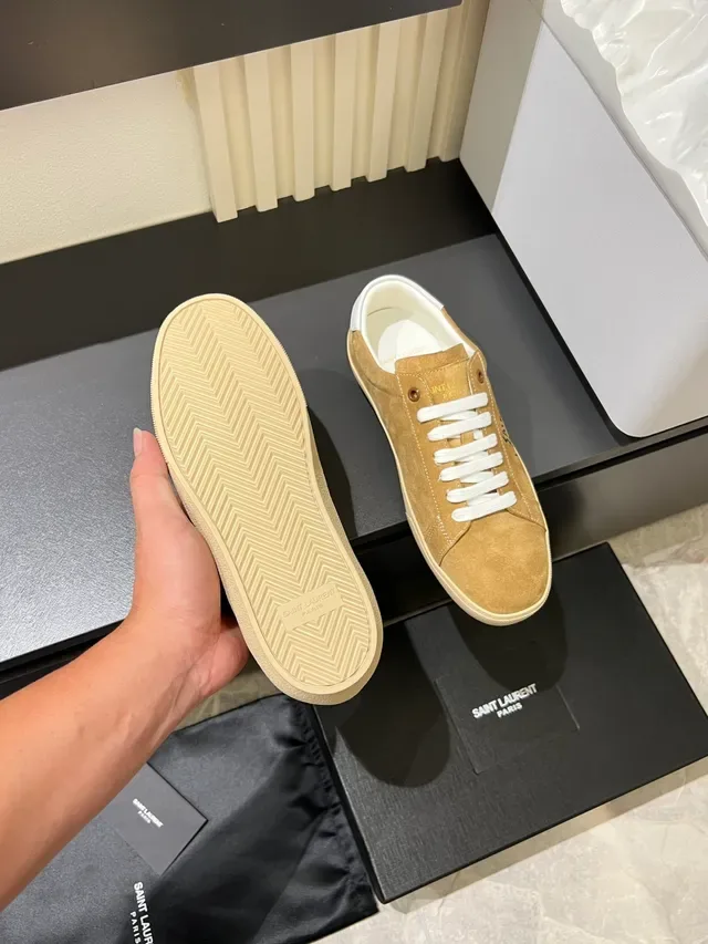 Saint Laurent Tênis lifestyle de suede tan com logo bordado 4