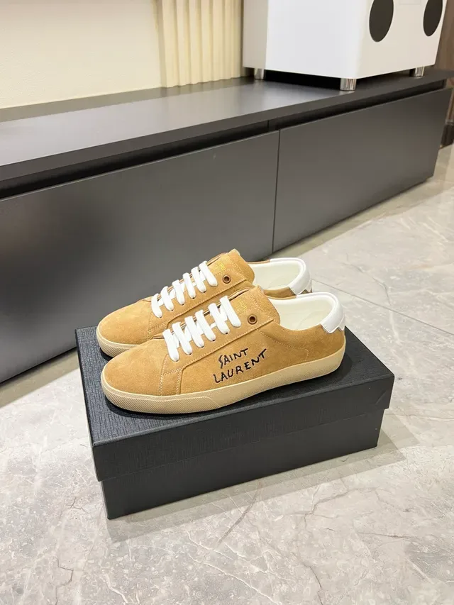 Saint Laurent Tênis lifestyle de suede tan com logo bordado 5