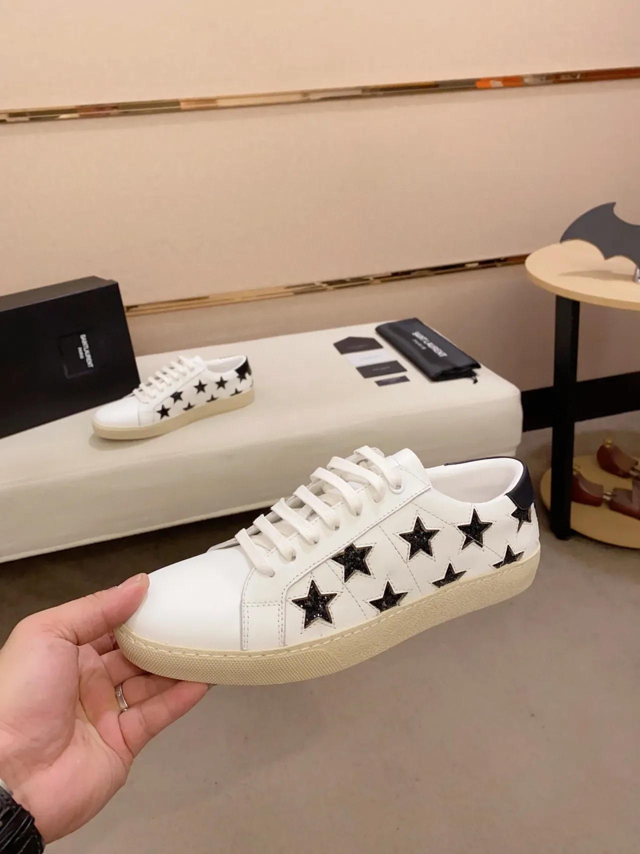 Saint Laurent Kate Sneaker أبيض أسود جلد لامع نجم ثقوب أسلوب حياة سنيكرز 2