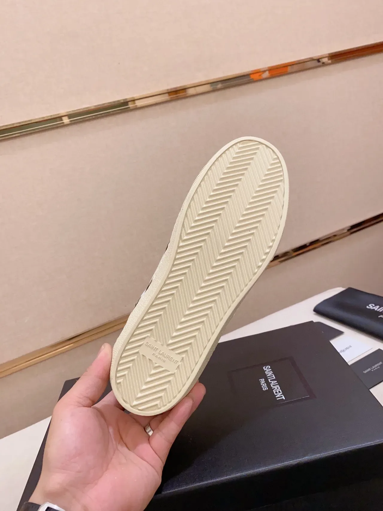 Saint Laurent Kate Sneaker أبيض أسود جلد لامع نجم ثقوب أسلوب حياة سنيكرز 3