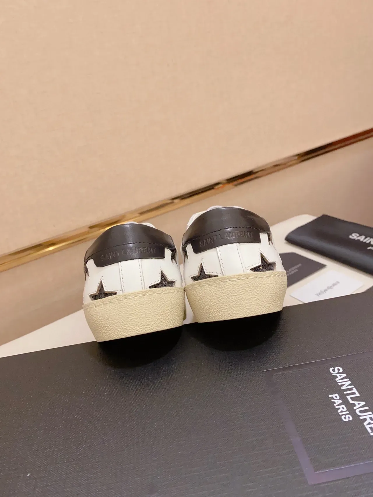 Saint Laurent Kate Sneaker أبيض أسود جلد لامع نجم ثقوب أسلوب حياة سنيكرز 4
