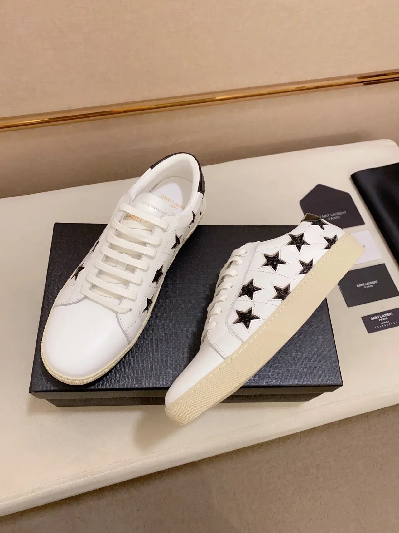 Saint Laurent Kate Sneaker أبيض أسود جلد لامع نجم ثقوب أسلوب حياة سنيكرز 5