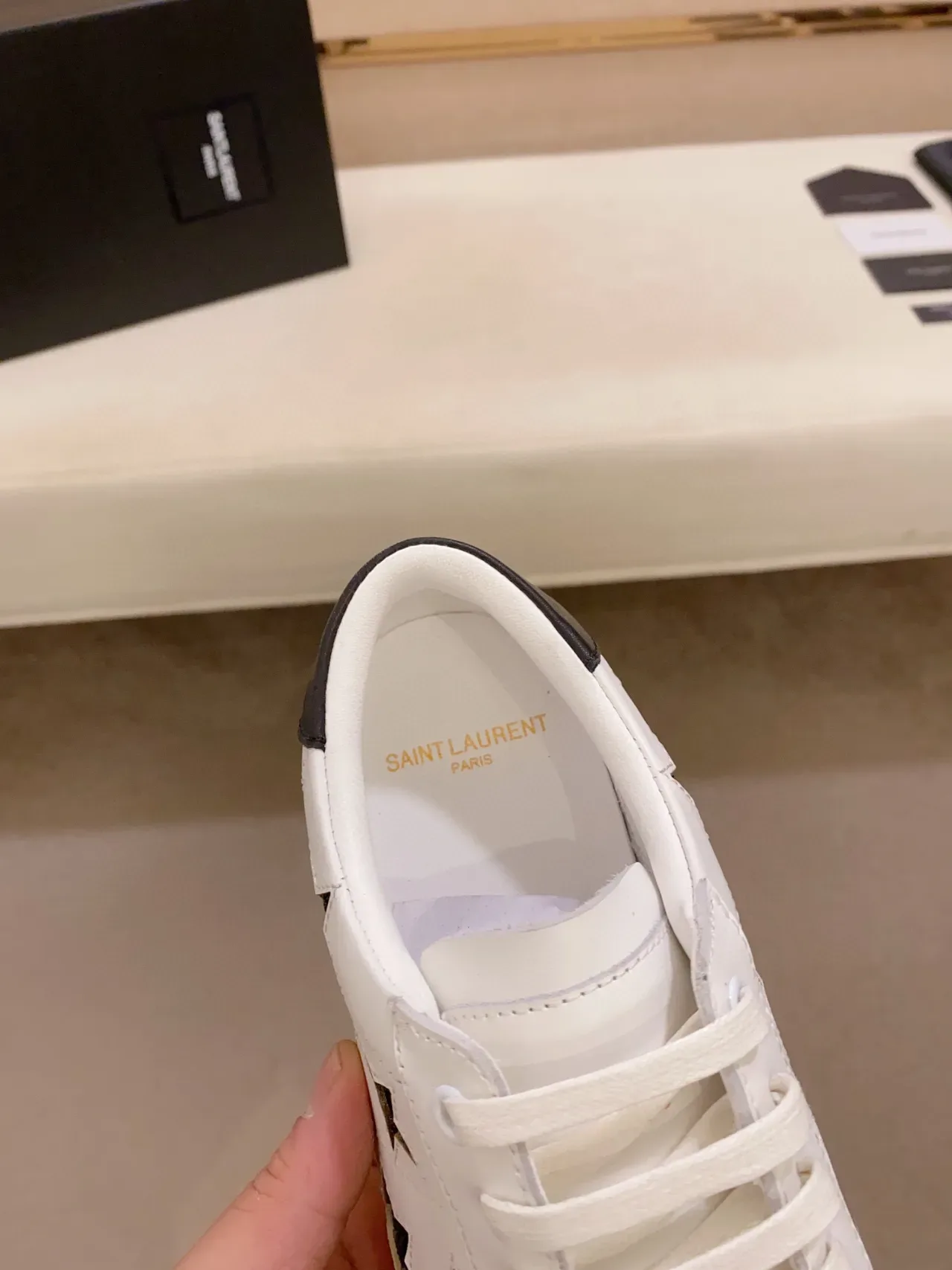 Saint Laurent Kate Sneaker أبيض أسود جلد لامع نجم ثقوب أسلوب حياة سنيكرز 6