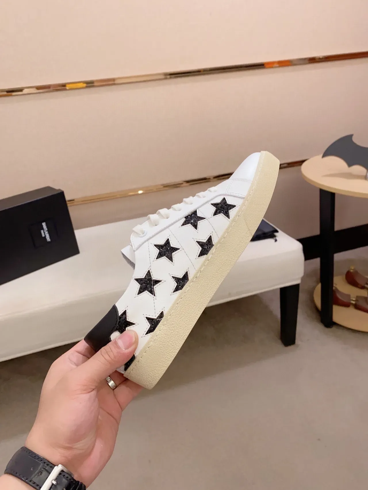 Saint Laurent Kate Sneaker أبيض أسود جلد لامع نجم ثقوب أسلوب حياة سنيكرز 7