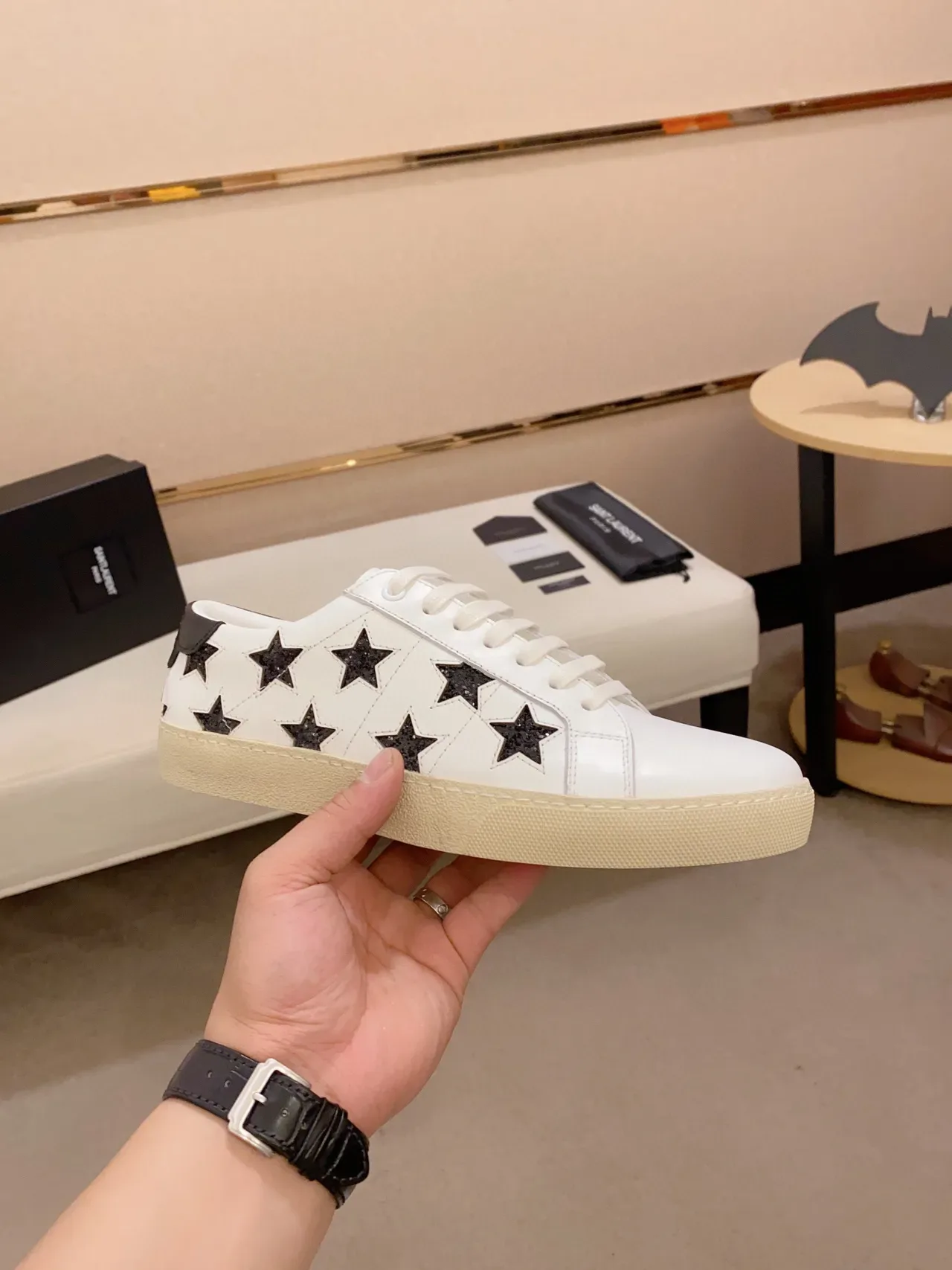 Saint Laurent Kate Sneaker أبيض أسود جلد لامع نجم ثقوب أسلوب حياة سنيكرز 8