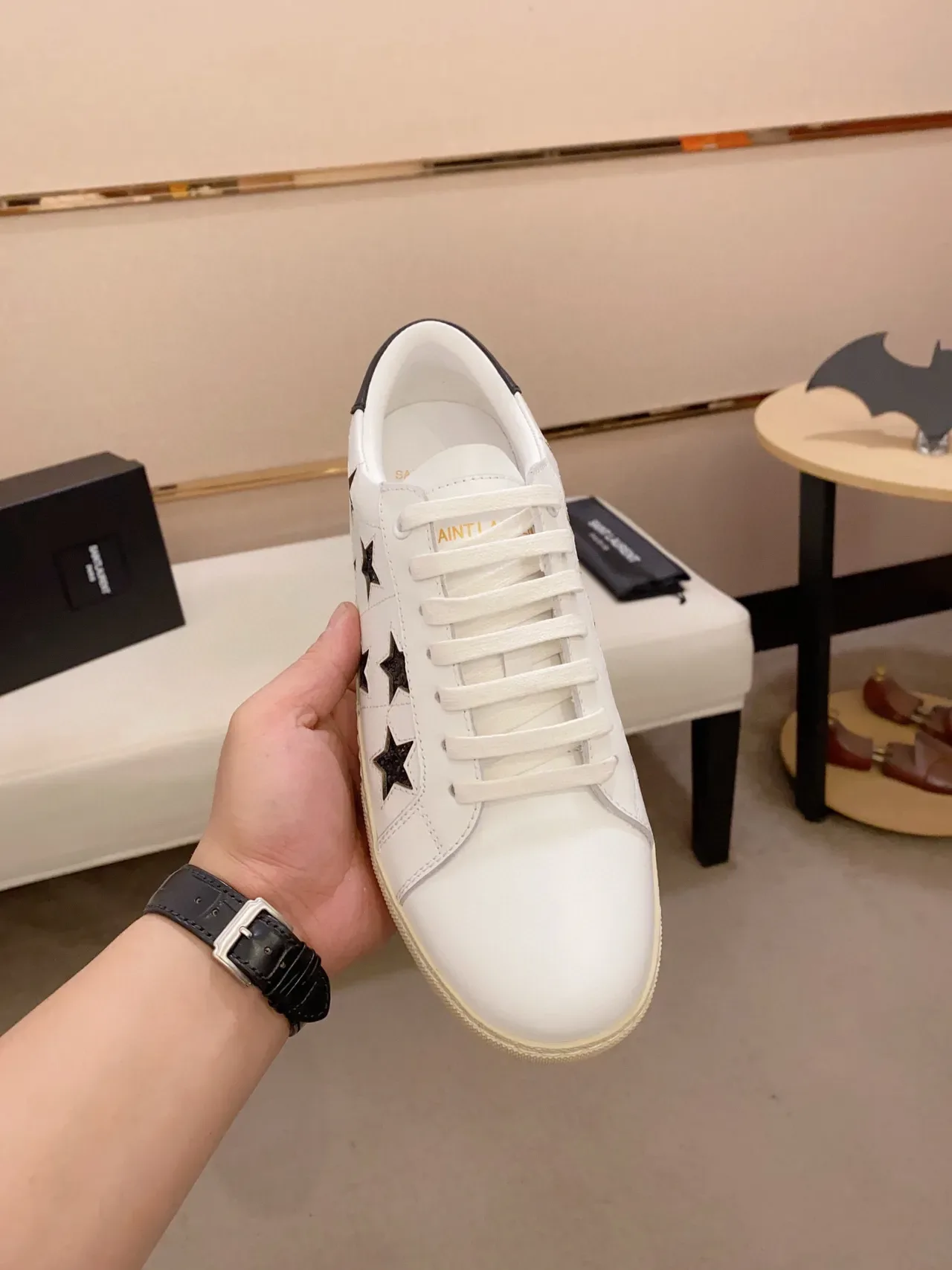 Saint Laurent Kate Sneaker أبيض أسود جلد لامع نجم ثقوب أسلوب حياة سنيكرز 9