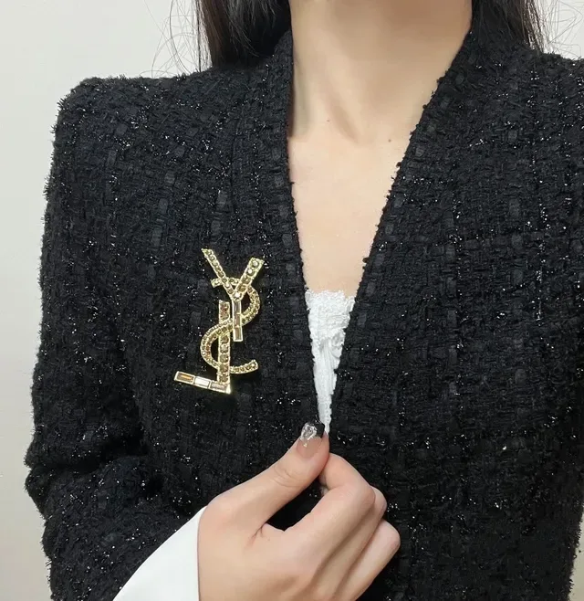 Broche Saint Laurent Monogram doré marron cristal 2