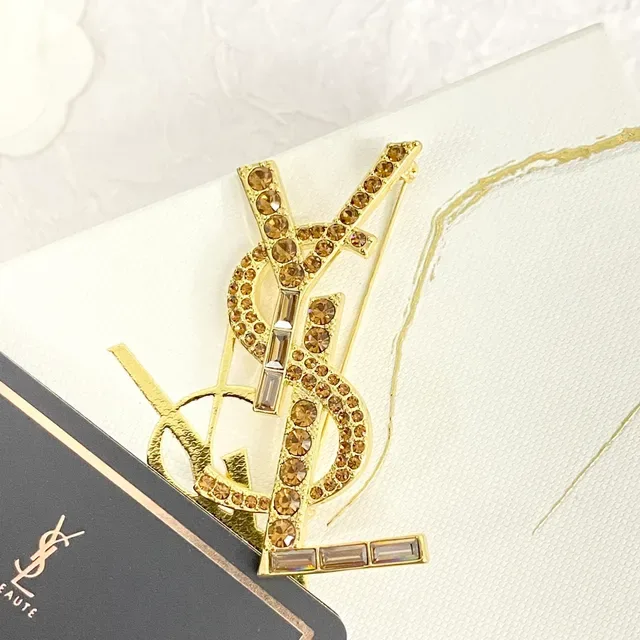 Broche Saint Laurent Monogram doré marron cristal 6