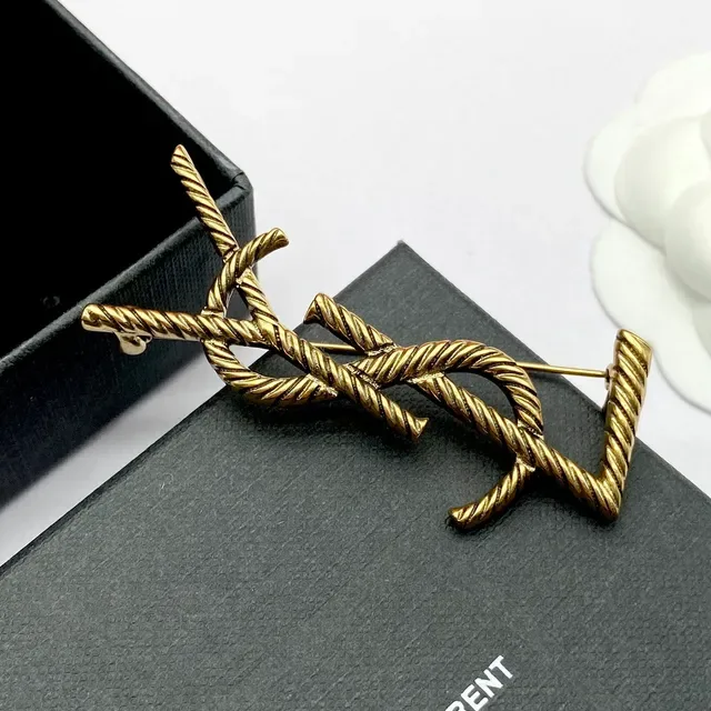 Broche Saint Laurent Monogram Rope dourado 4