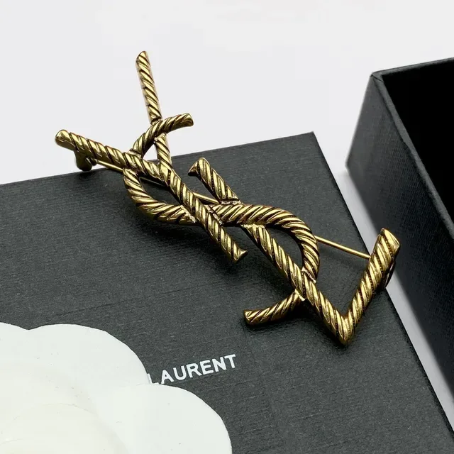 Broche Saint Laurent Monogram Rope dourado 5