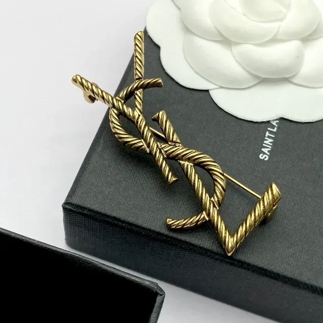 Broche Saint Laurent Monogram Rope dourado 6