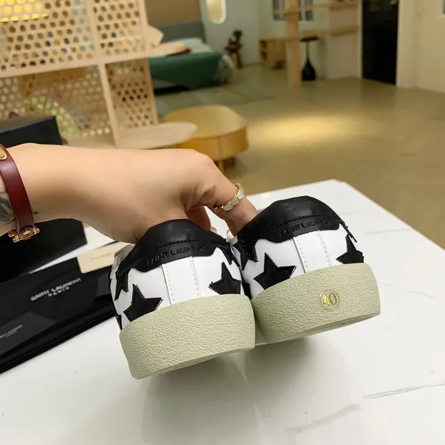 Saint Laurent sneakers lifestyle blancs noirs en cuir supérieur avec appliqués étoile 3