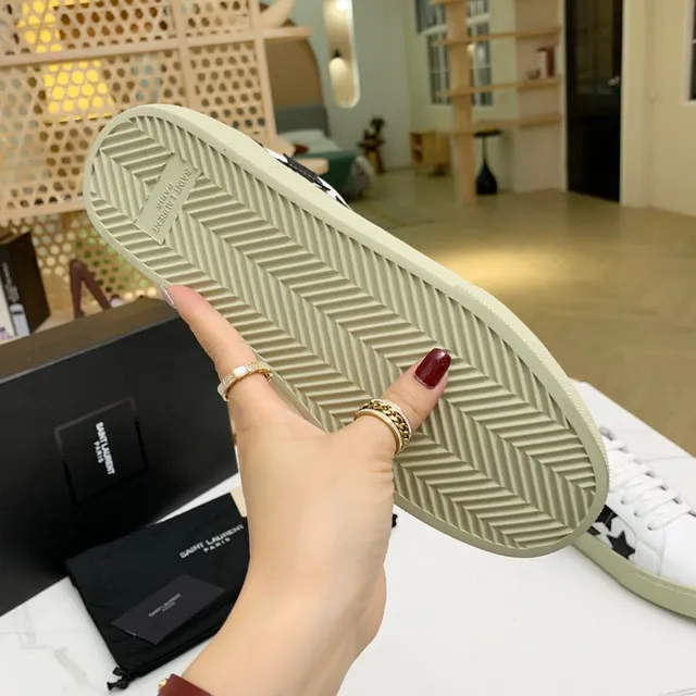 Saint Laurent sneakers lifestyle blancs noirs en cuir supérieur avec appliqués étoile 4