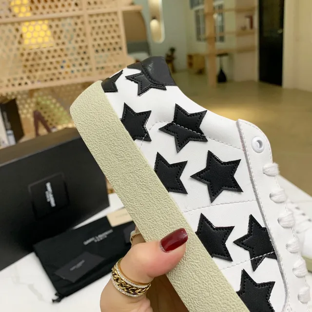 Saint Laurent sneakers lifestyle blancs noirs en cuir supérieur avec appliqués étoile 6