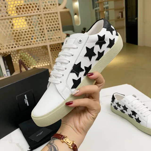Saint Laurent sneakers lifestyle blancs noirs en cuir supérieur avec appliqués étoile 7
