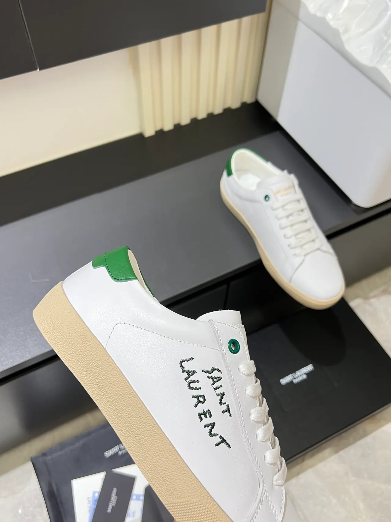 Saint Laurent Blanc Vert Cuir Supérieur Broderie Logo à la Main Baskets Lifestyle 3