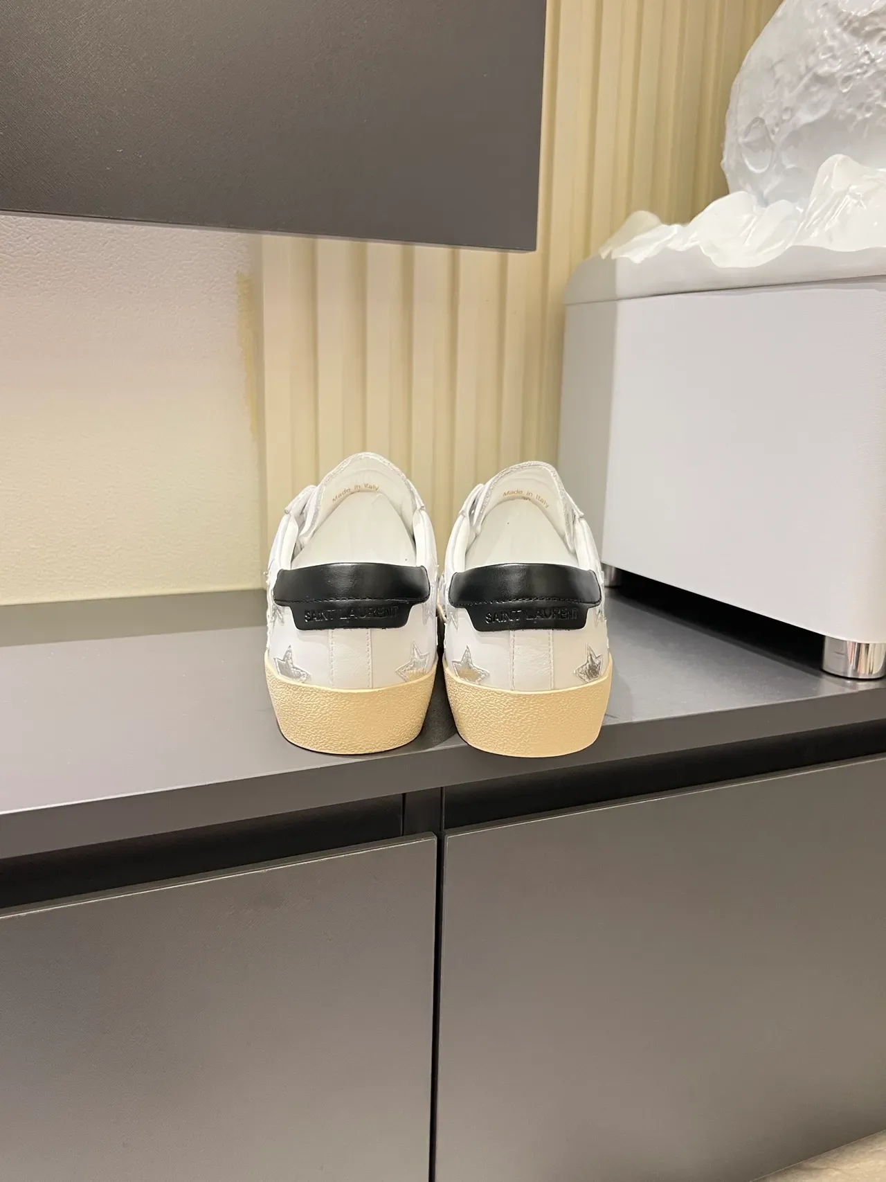 Saint Laurent Sneakers Lifestyle en Cuir Blanc et Argenté avec Appliqués d'Étoile 2