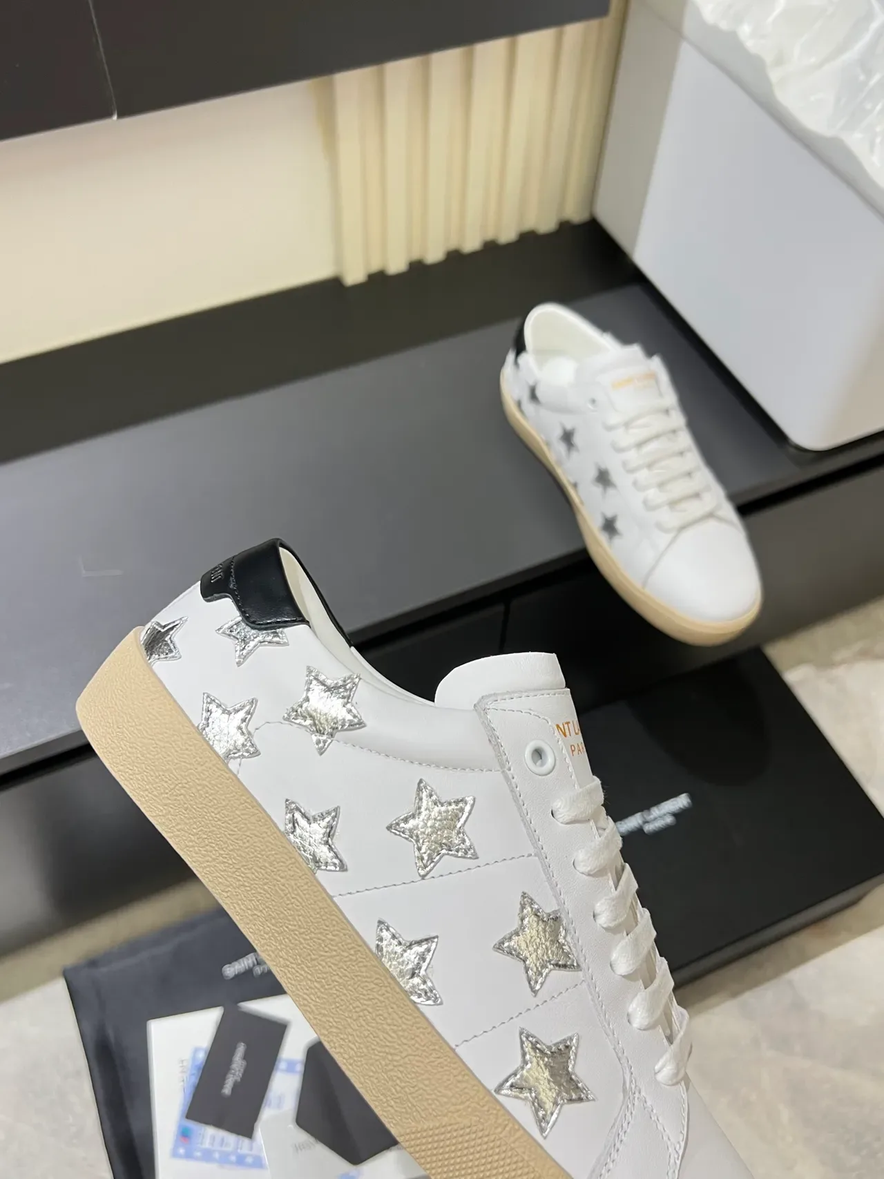 Saint Laurent Sneakers Lifestyle en Cuir Blanc et Argenté avec Appliqués d'Étoile 3