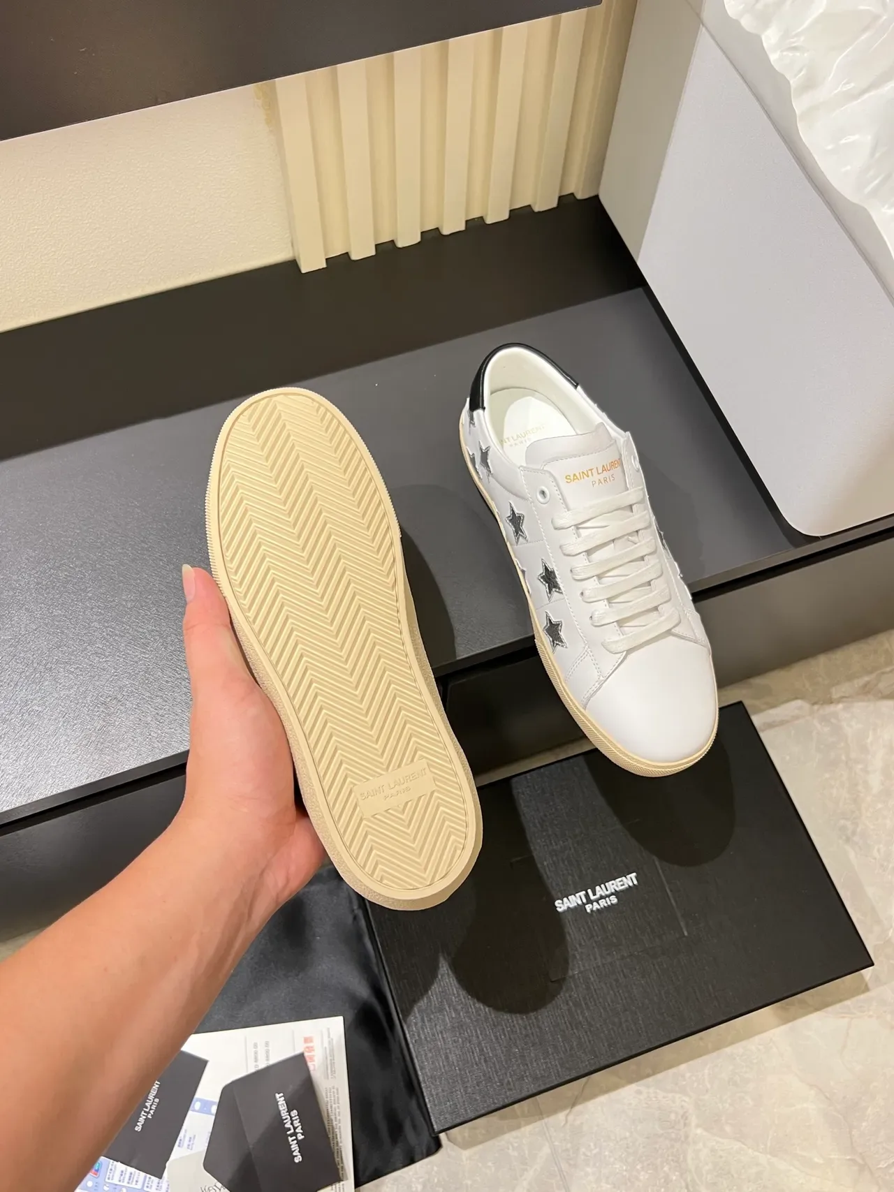 Saint Laurent Sneakers Lifestyle en Cuir Blanc et Argenté avec Appliqués d'Étoile 4