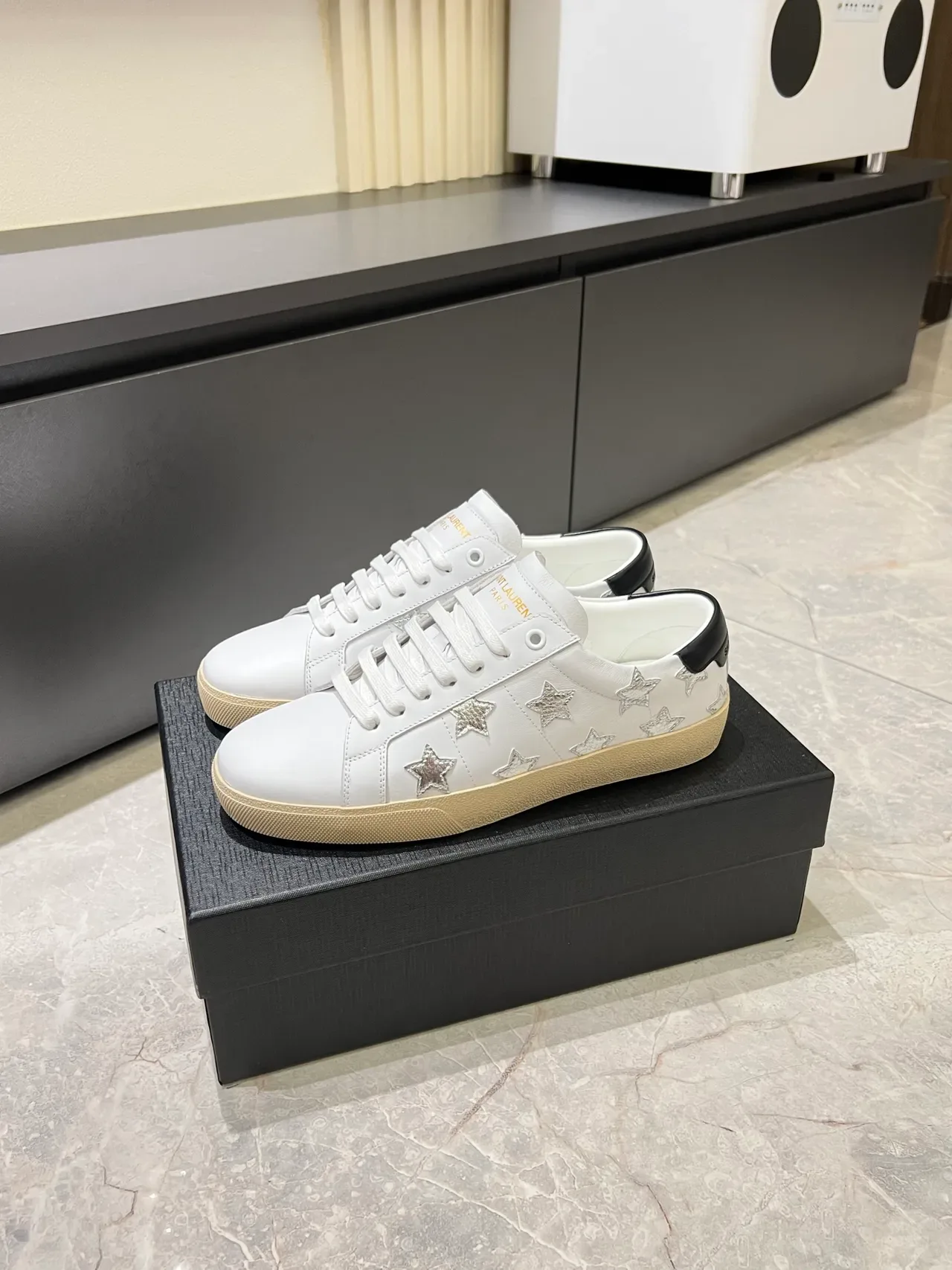 Saint Laurent Sneakers Lifestyle en Cuir Blanc et Argenté avec Appliqués d'Étoile 5