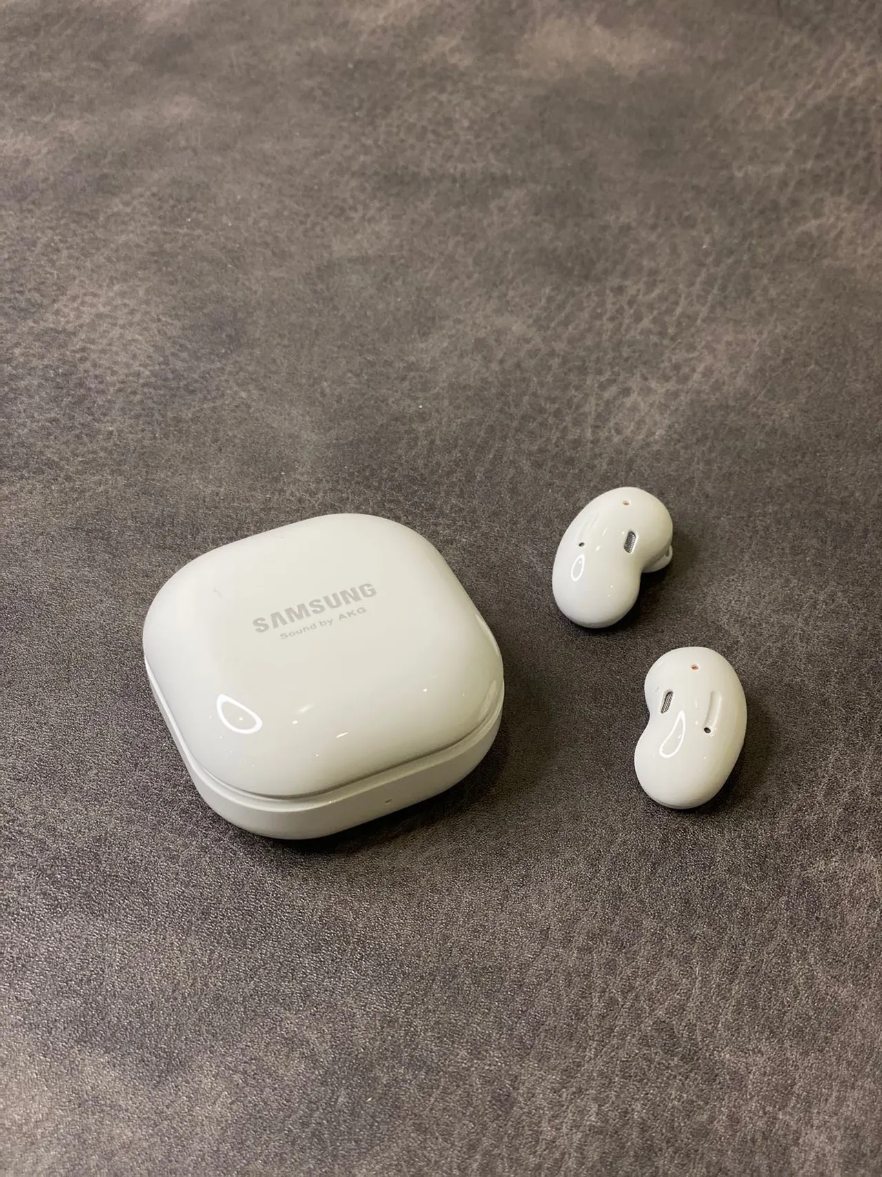 Samsung Buds Live White Beige Bean-Shaped Compact Charging Case TWS Earbuds 2