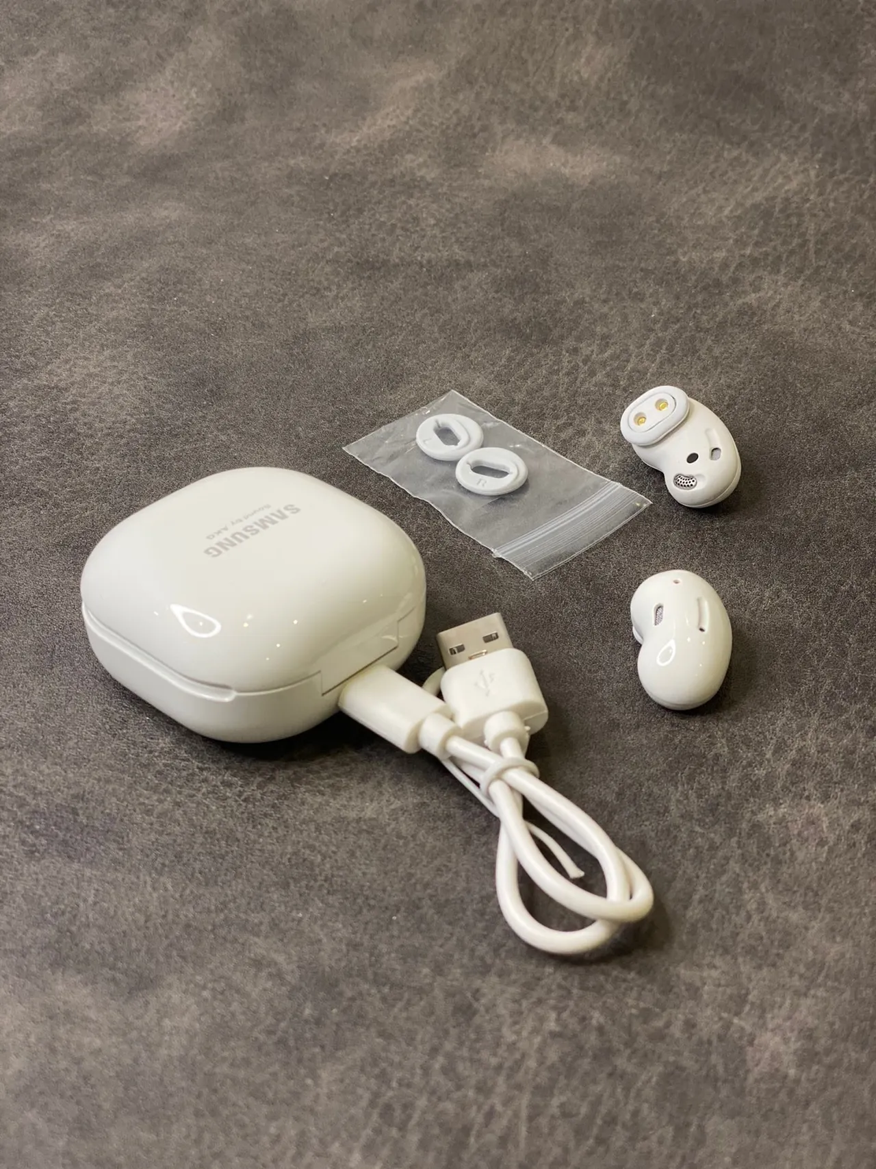 Samsung Buds Live White Beige Bean-Shaped Compact Charging Case TWS Earbuds 4