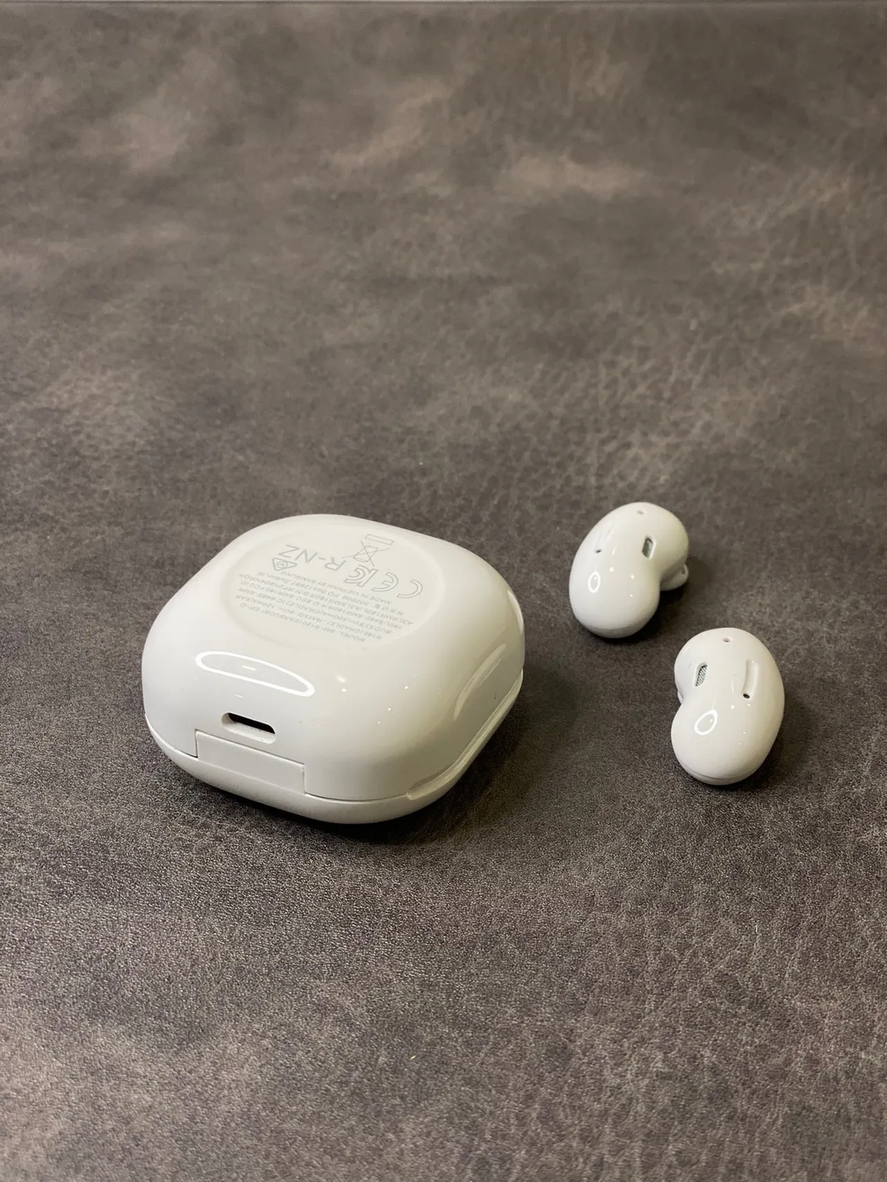 Samsung Buds Live White Beige Bean-Shaped Compact Charging Case TWS Earbuds 5