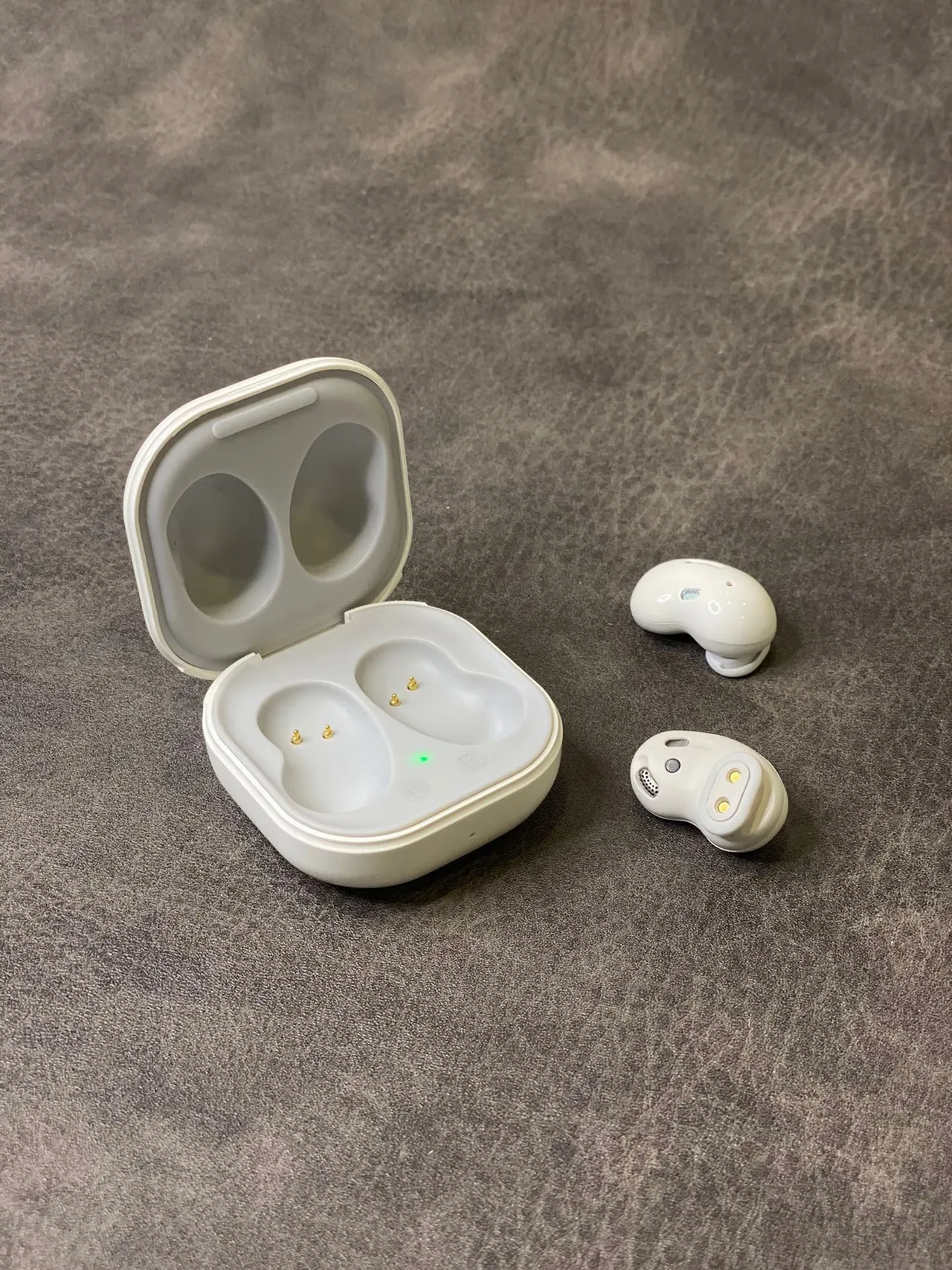 Samsung Buds Live White Beige Bean-Shaped Compact Charging Case TWS Earbuds 6