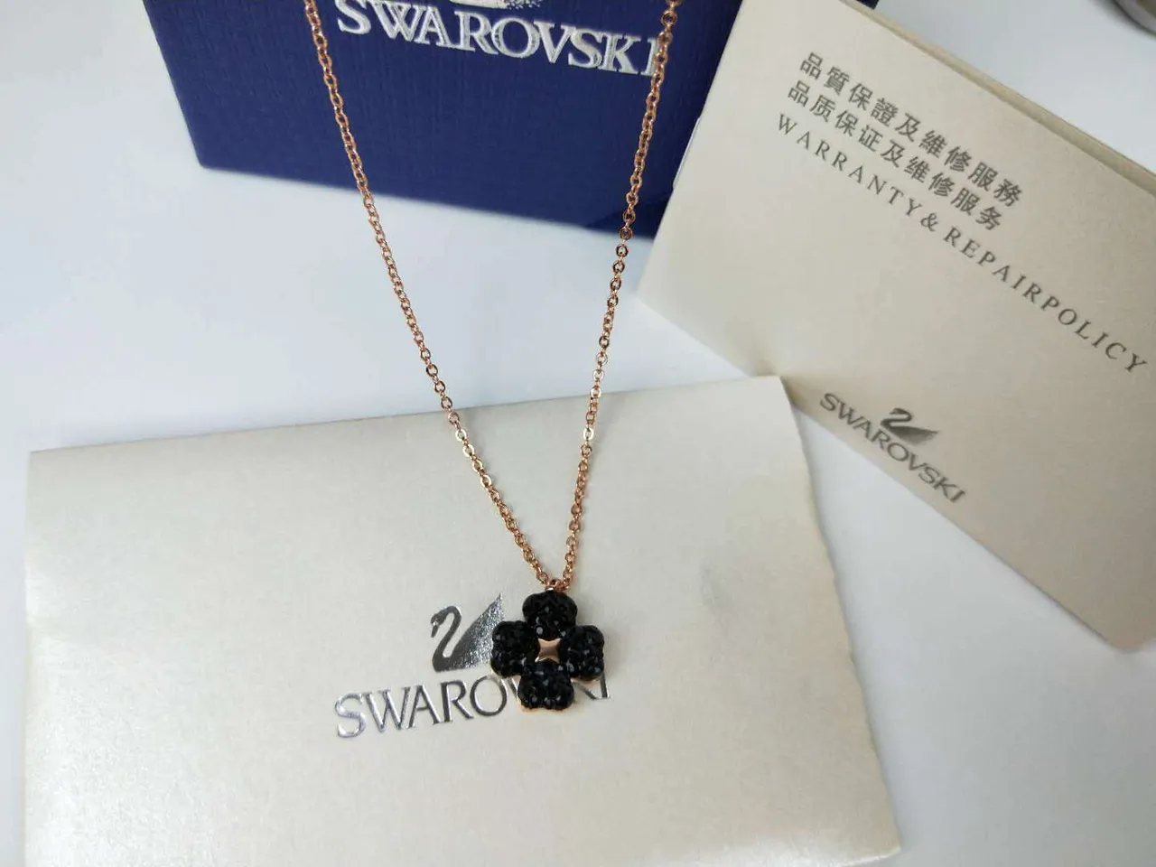 Swarovski Collier fleur de cristal noir 2