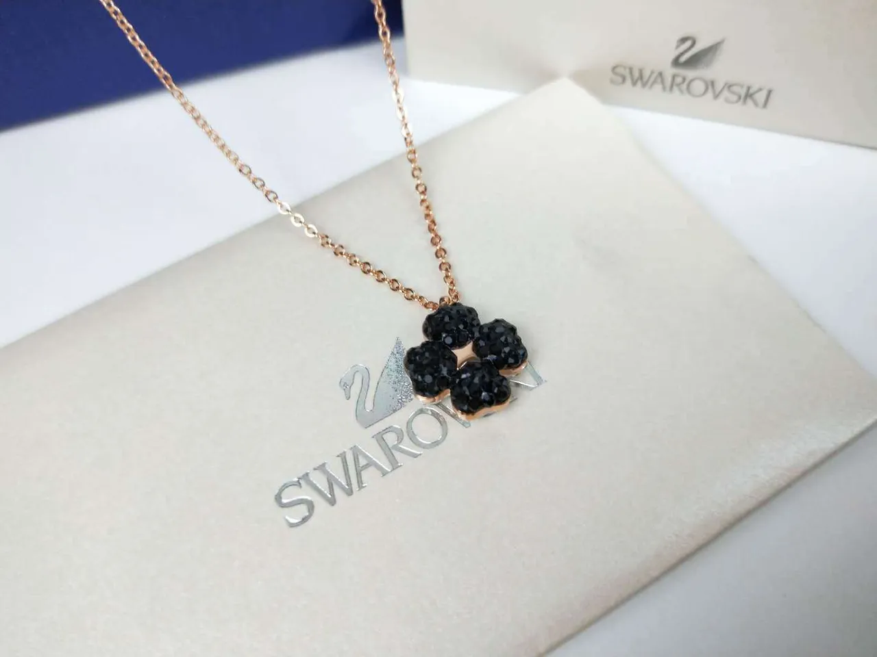Swarovski Collier fleur de cristal noir 3