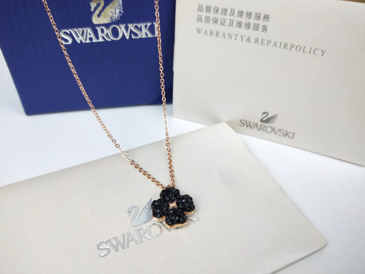 Swarovski Collier fleur de cristal noir 4