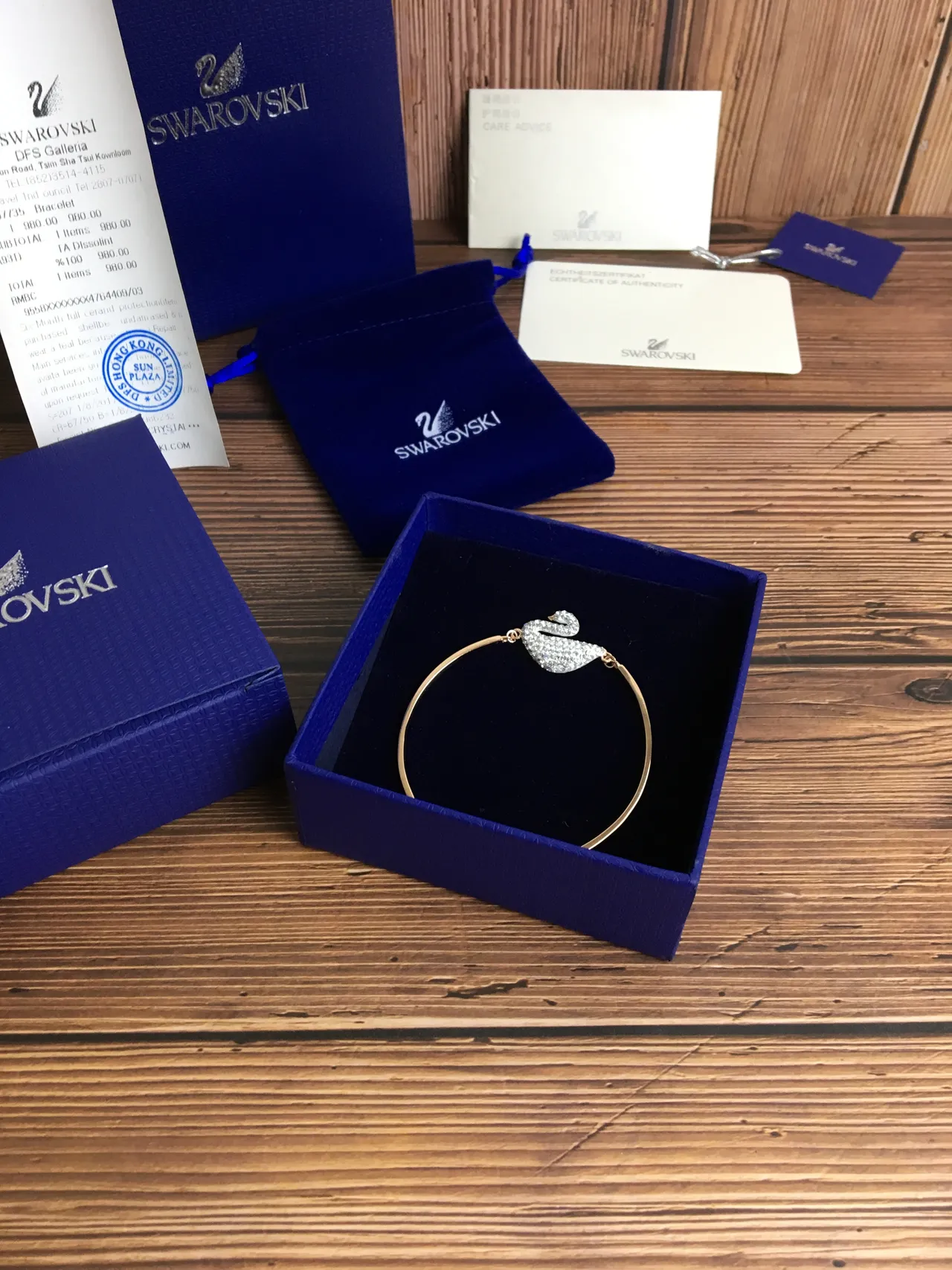 Swarovski Swan Pavé-Crystal Gold-Tone سوارو بانج براسليت 2