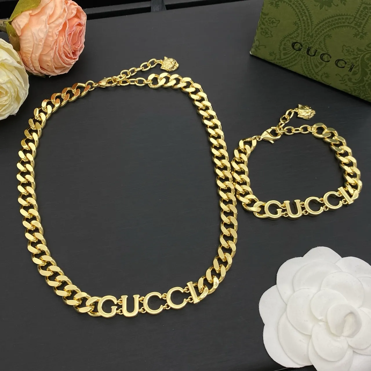 Tiffany & Co. Collier à maillons dorés, rose et gemmes transparentes 10