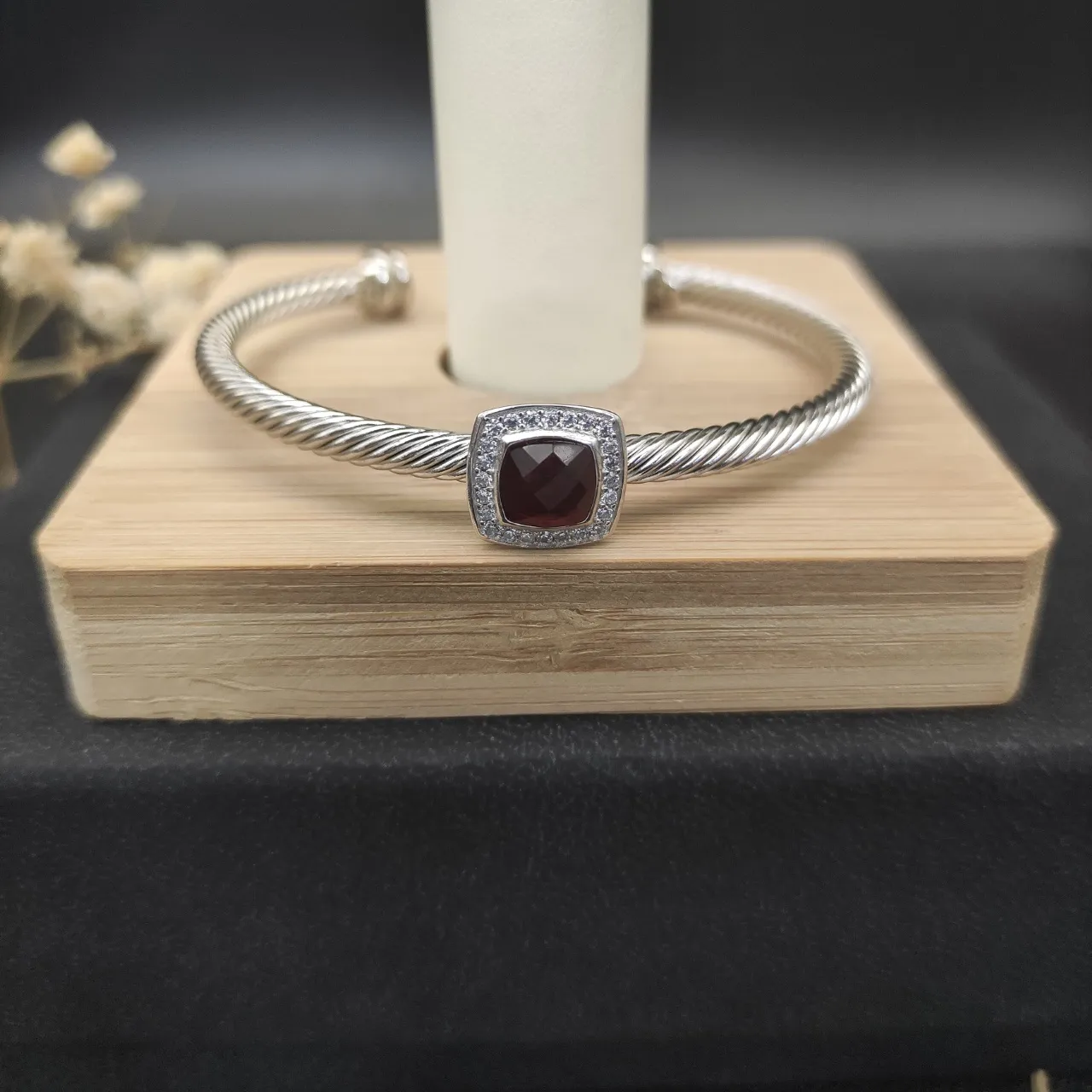 Tiffany & Co. HardWear Bracelet Carré avec Gemme Rouge et Diamants Pavé 8