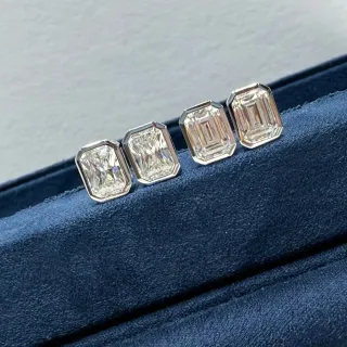 Tiffany & Co. Boucles d'oreilles à tige avec pierres de coupe esmeralda et radiantes montées en bezel