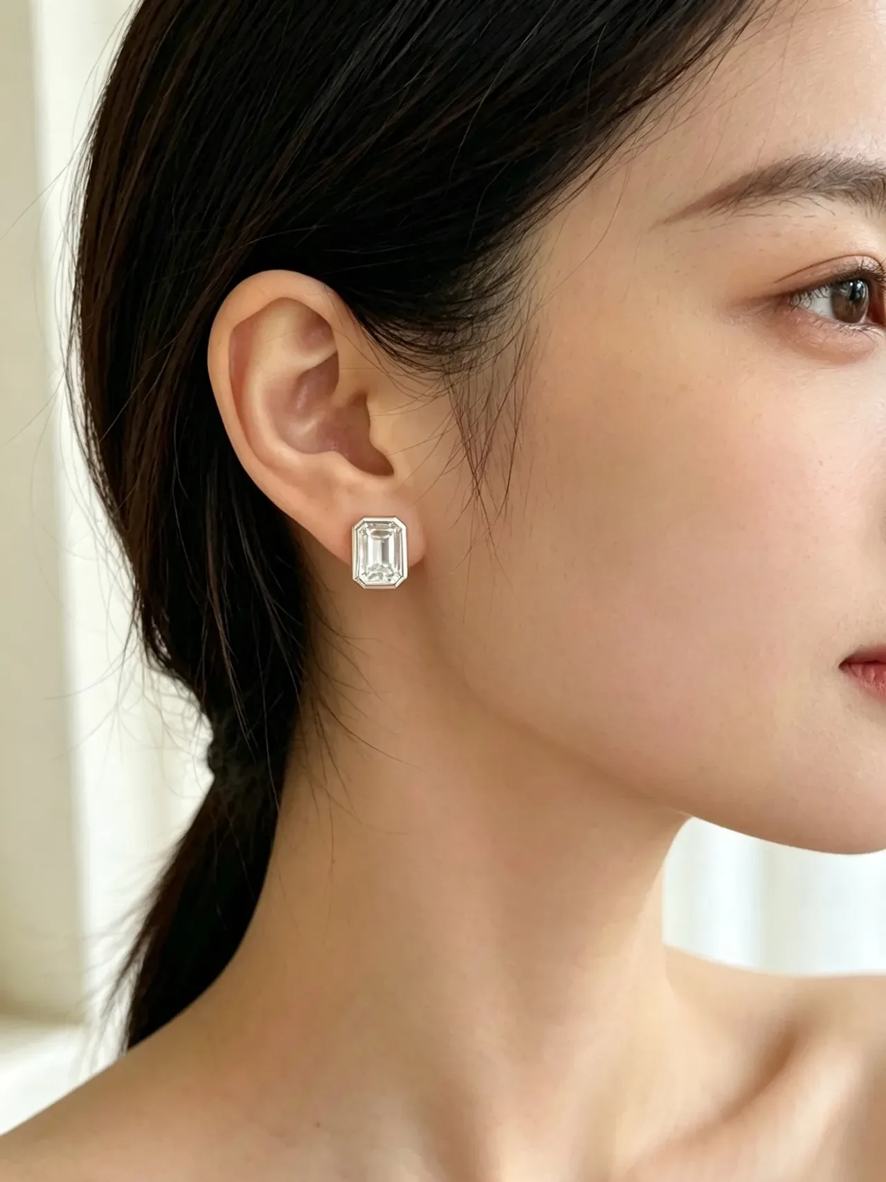 Tiffany & Co. Boucles d'oreilles à tige avec pierres de coupe esmeralda et radiantes montées en bezel 3
