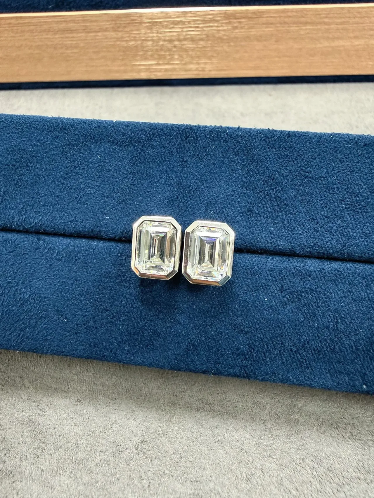 Tiffany & Co. Boucles d'oreilles à tige avec pierres de coupe esmeralda et radiantes montées en bezel 4