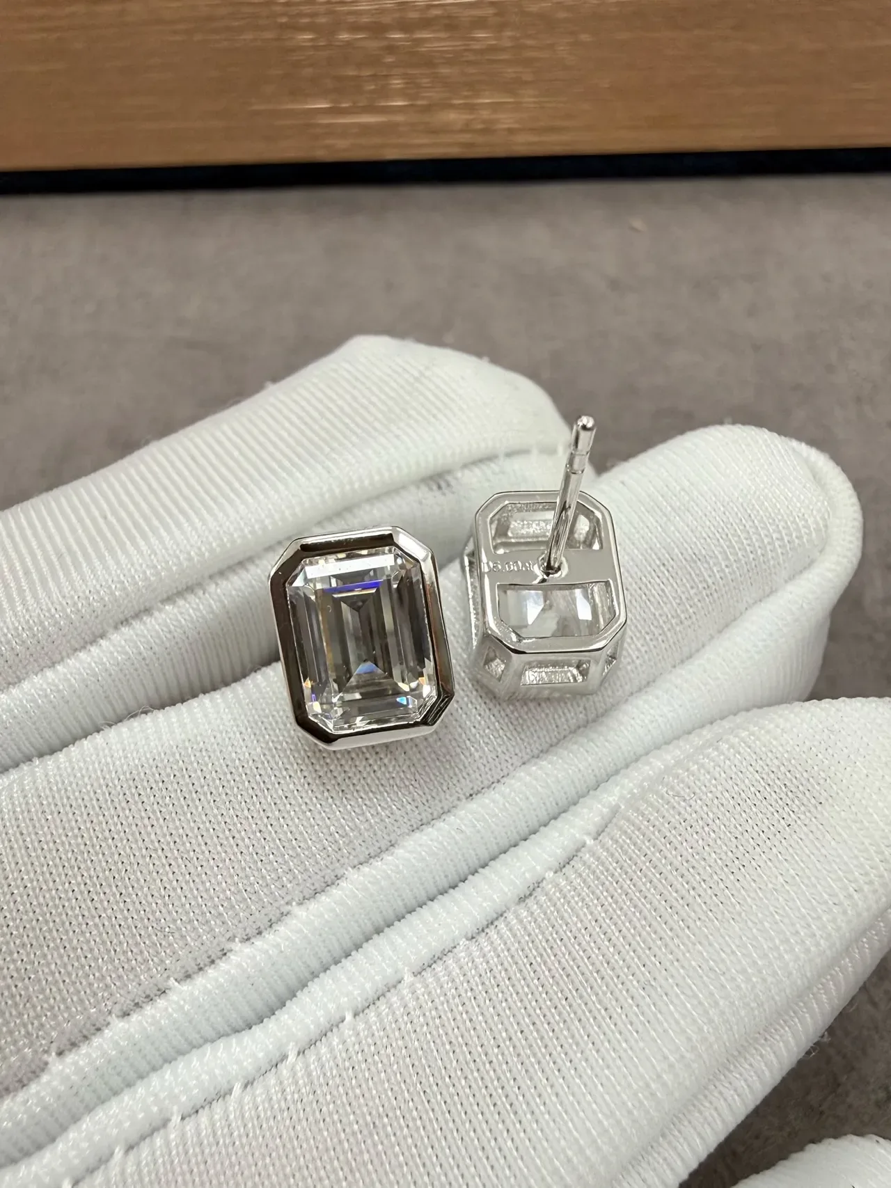 Tiffany & Co. Boucles d'oreilles à tige avec pierres de coupe esmeralda et radiantes montées en bezel 5