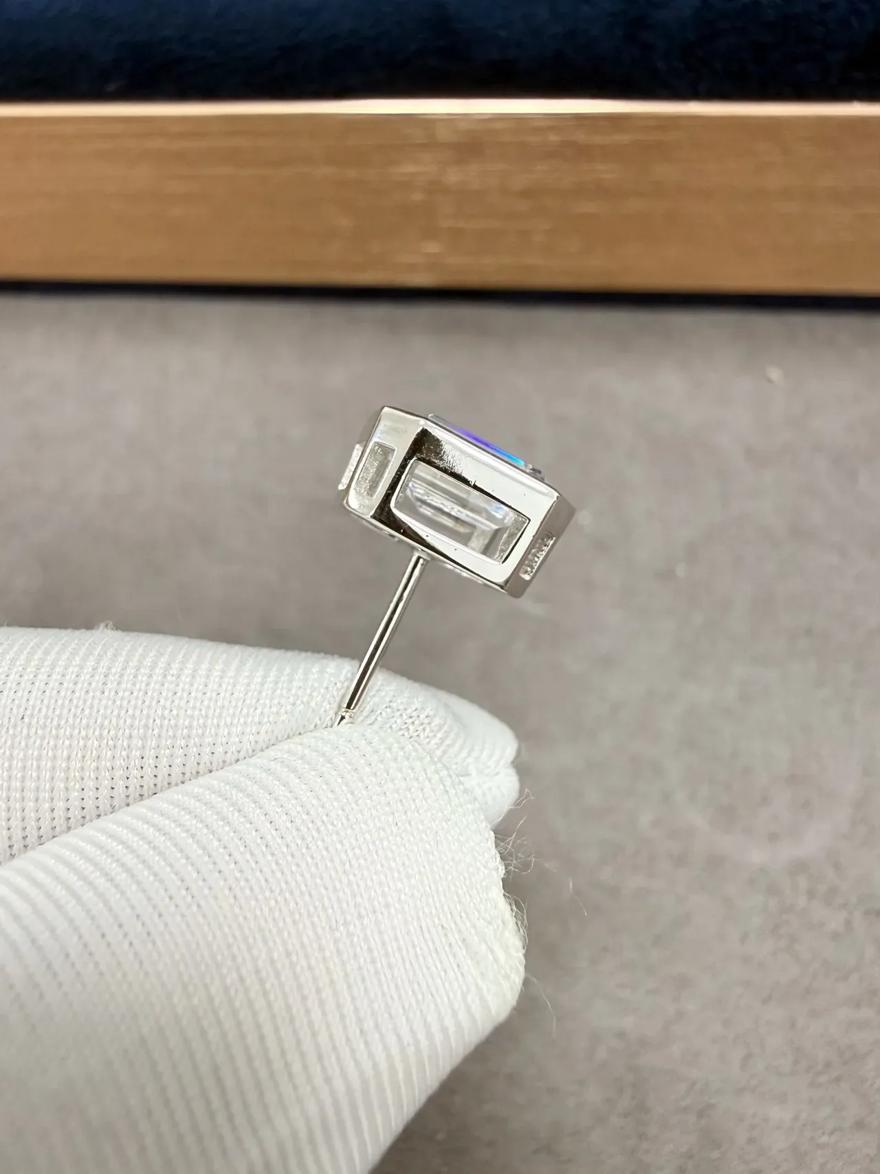 Tiffany & Co. Boucles d'oreilles à tige avec pierres de coupe esmeralda et radiantes montées en bezel 6