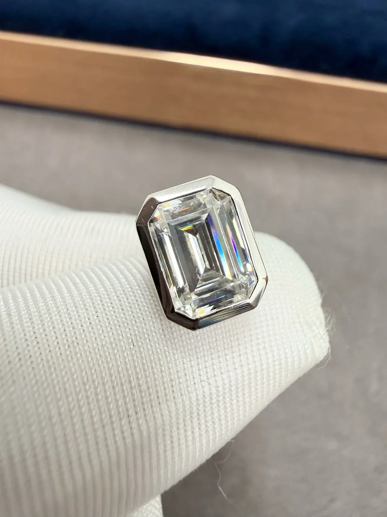 Tiffany & Co. Boucles d'oreilles à tige avec pierres de coupe esmeralda et radiantes montées en bezel 7