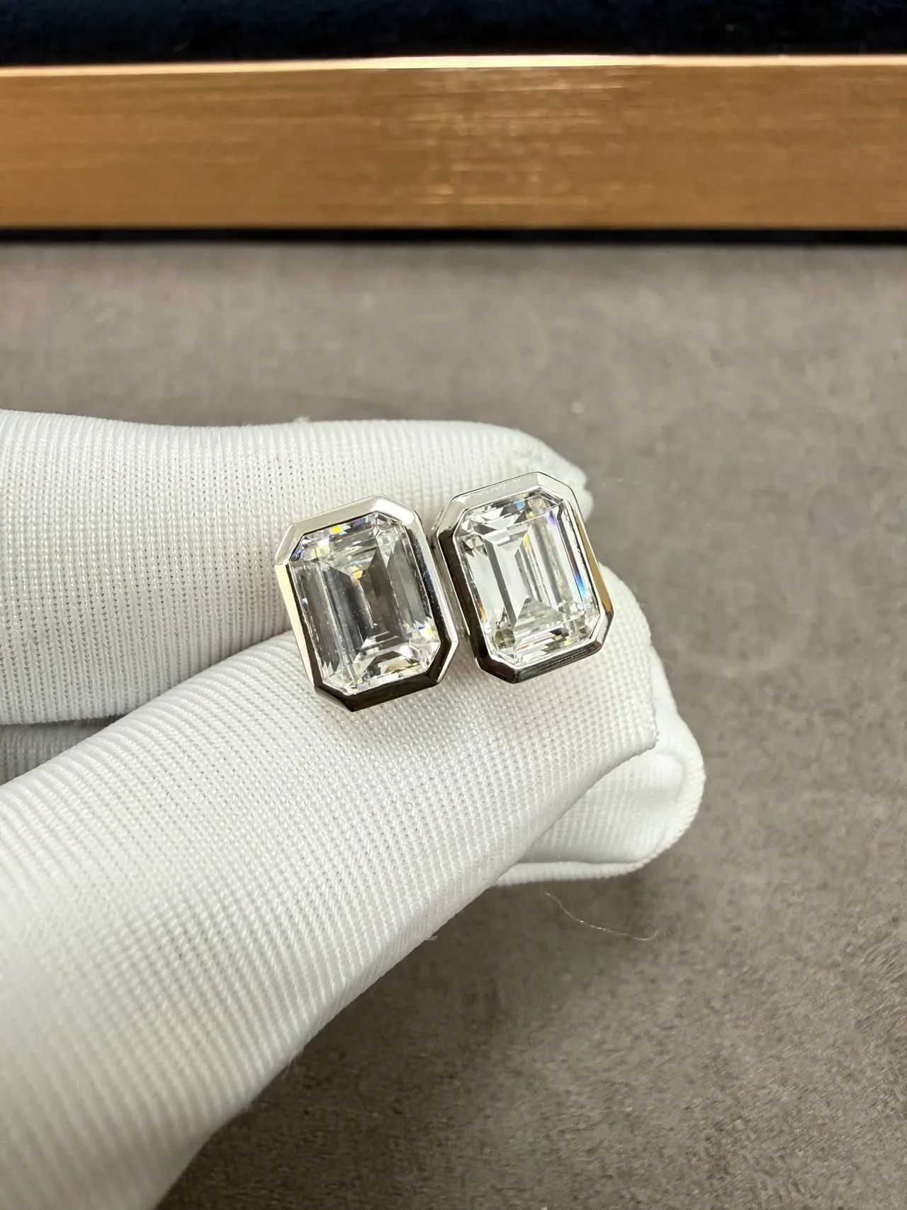 Tiffany & Co. Boucles d'oreilles à tige avec pierres de coupe esmeralda et radiantes montées en bezel 8