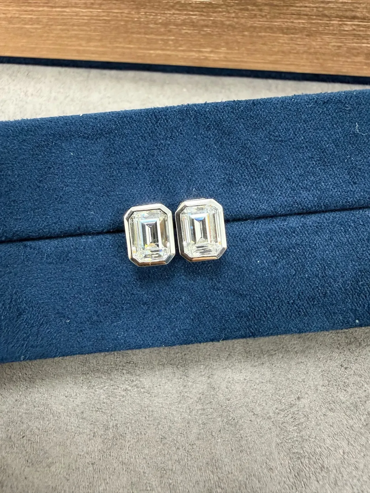 Tiffany & Co. Boucles d'oreilles à tige avec pierres de coupe esmeralda et radiantes montées en bezel 9
